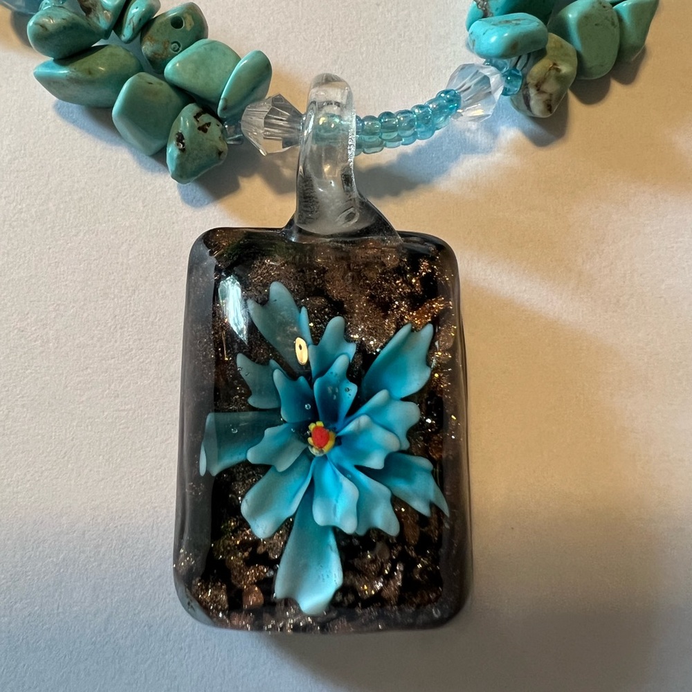 Blue howlite necklace with art glass pendant - Picture 2 of 6
